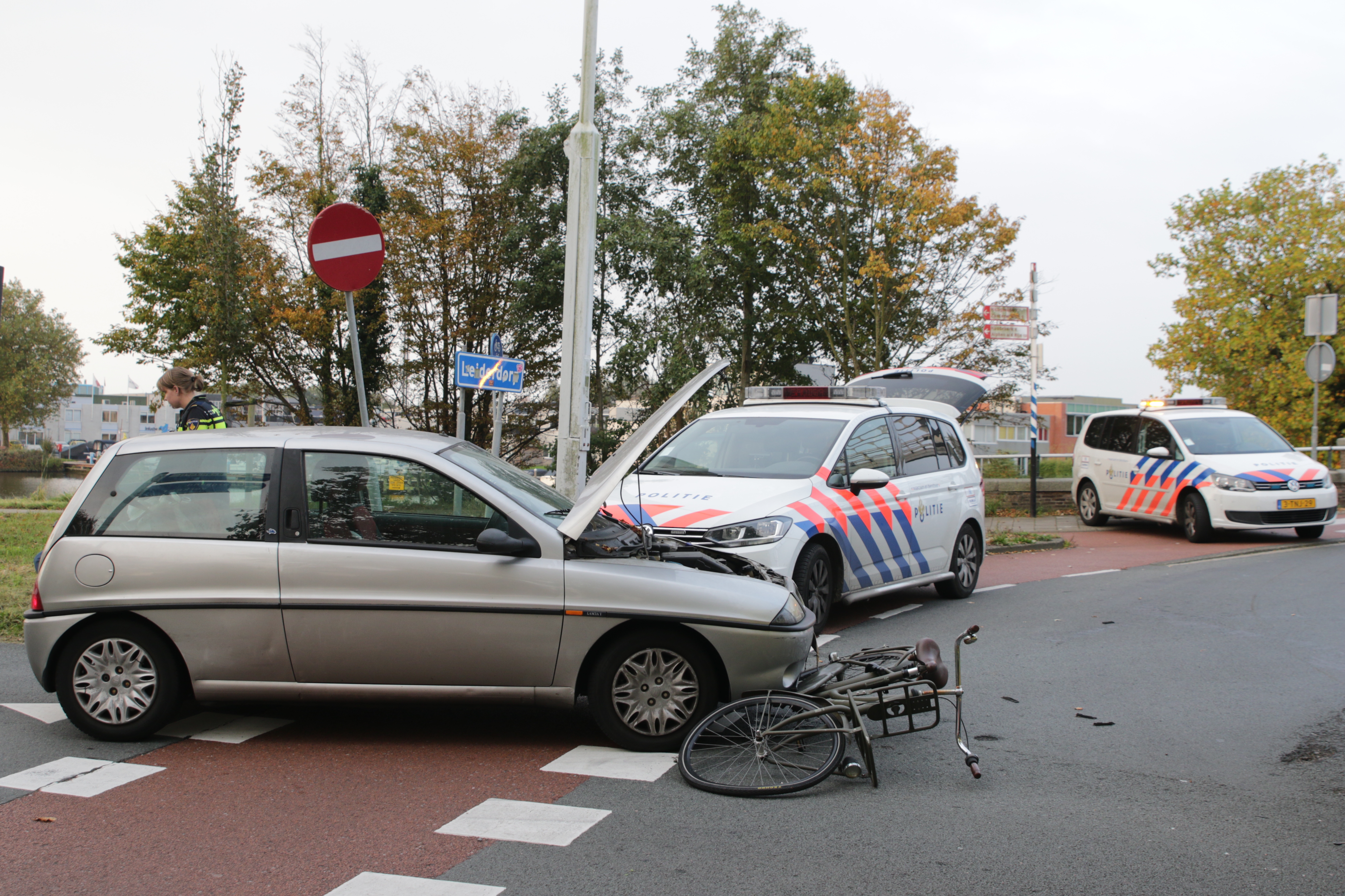 Fietsster geschept door personenauto; fietsster raakt gewond, Zijldijk in Leiderdorp
