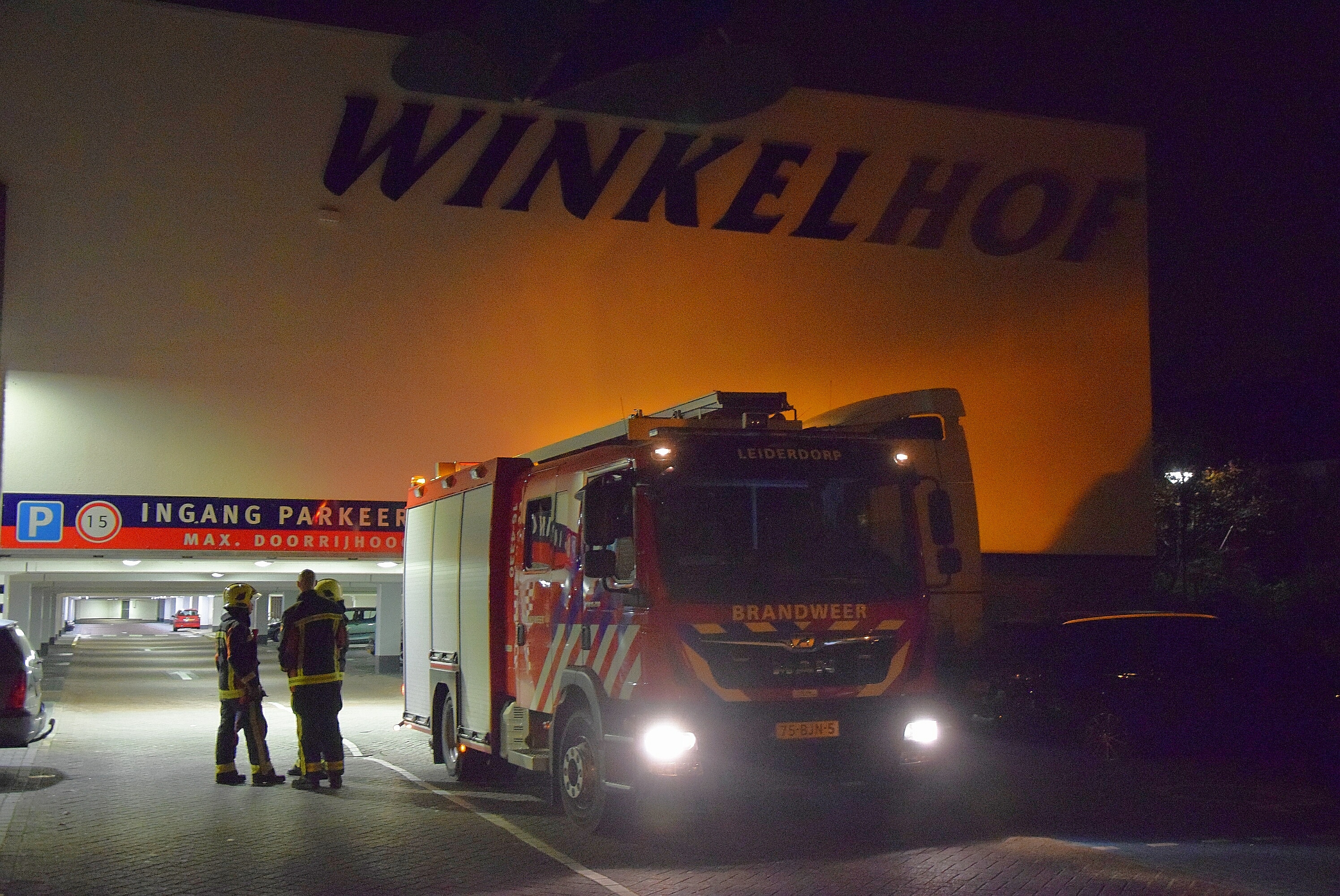 Brandlucht in parkeergarage zorgt voor ophef, Winkelhof in Leiderdorp