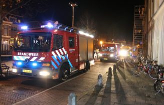 Persoon door duikers van de brandweer uit het water gehaald, Nieuwe Rijn in Leiden