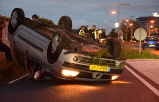 Voertuig beland op de kop na eenzijdig ongeval, Oude Spoorbaan in Leiderdorp