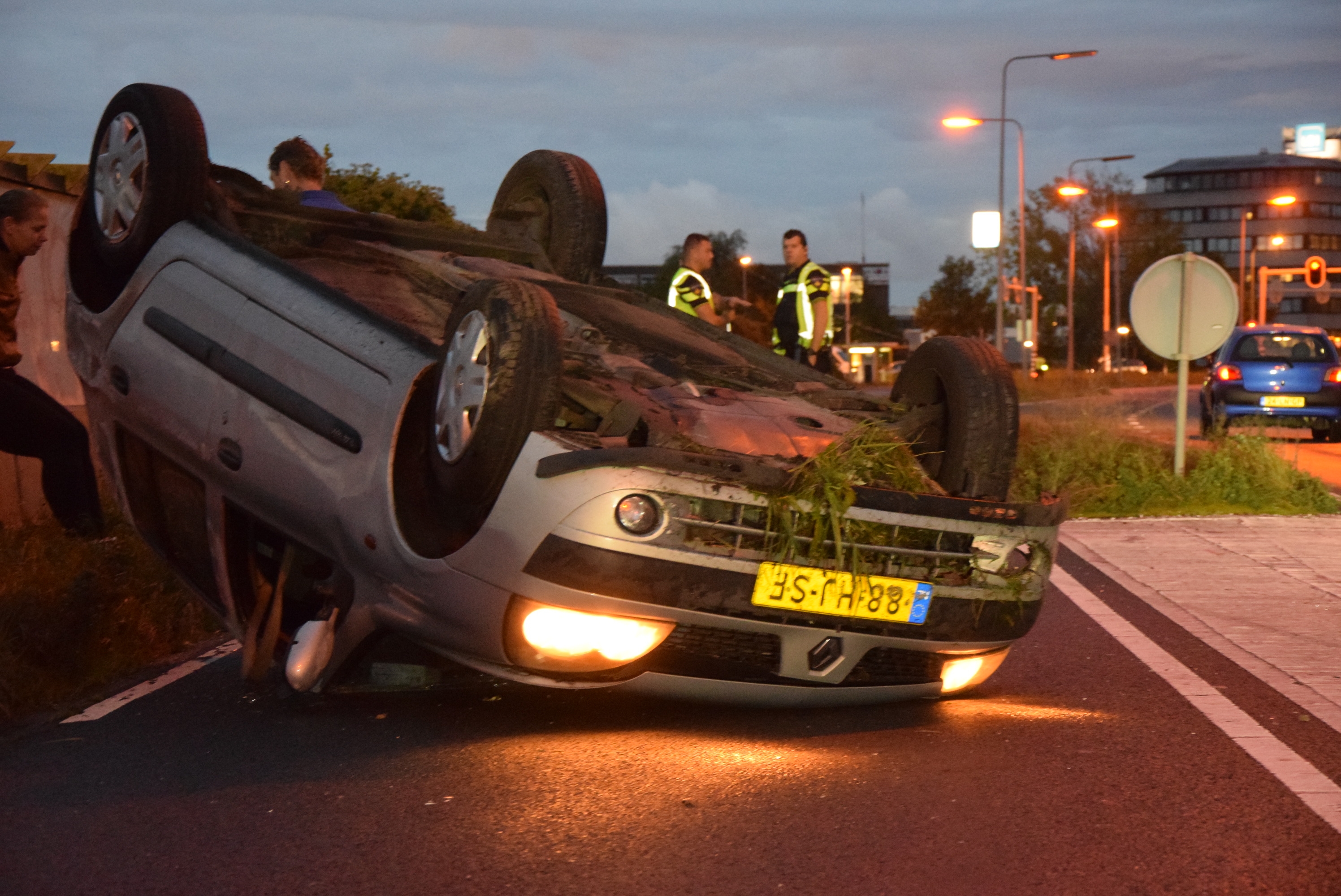 Voertuig beland op de kop na eenzijdig ongeval, Oude Spoorbaan in Leiderdorp