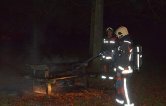 Brandweer blust brandende fiets en picknick tafel, Tasmanstraat in Leiden