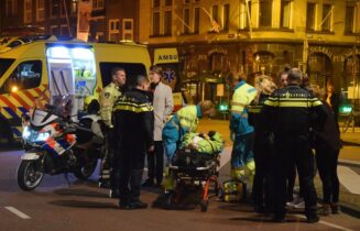 Fietser komt ten val en raakt gewond, Rapenburg in Leiden