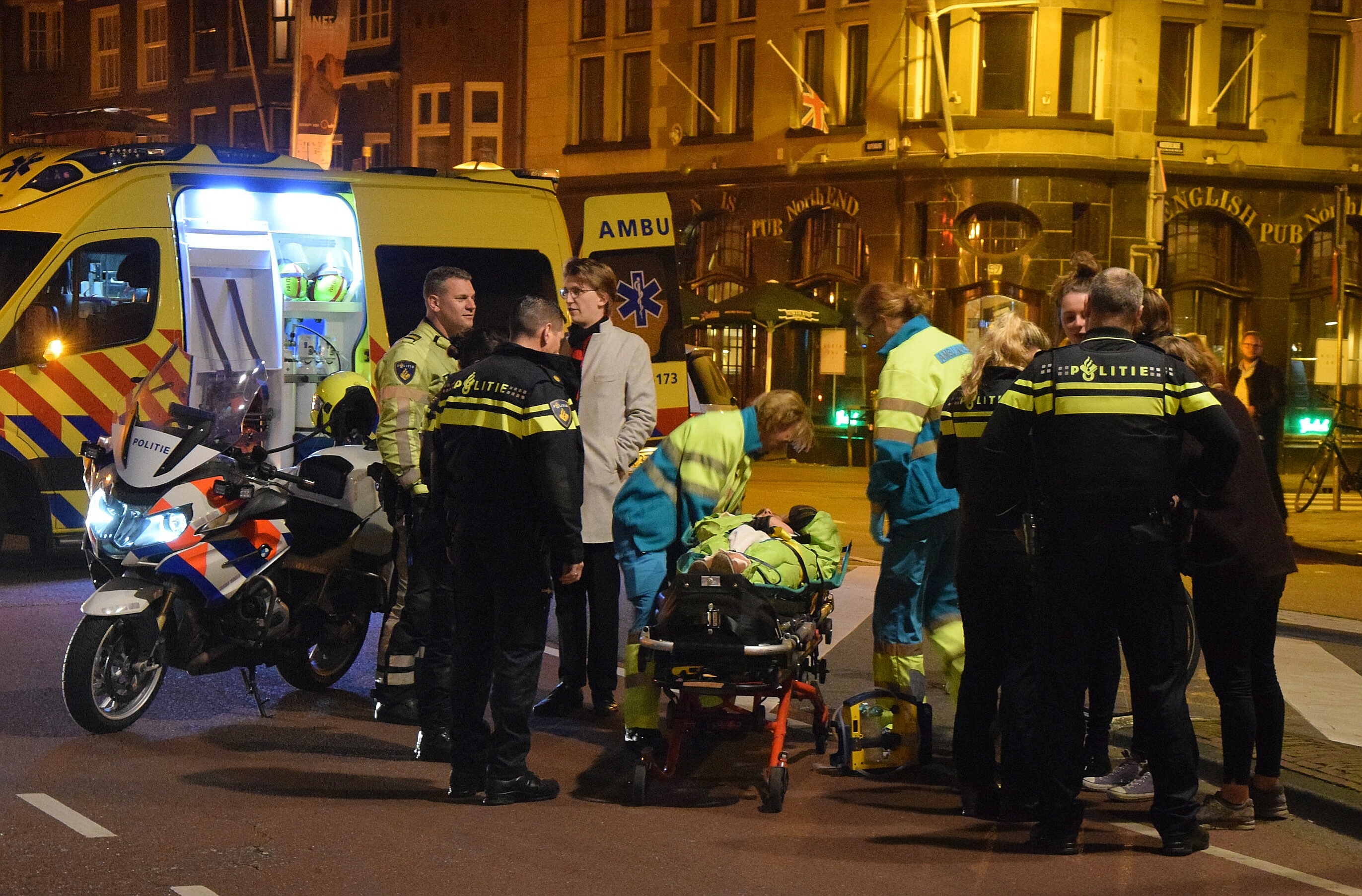 Fietser komt ten val en raakt gewond, Rapenburg in Leiden