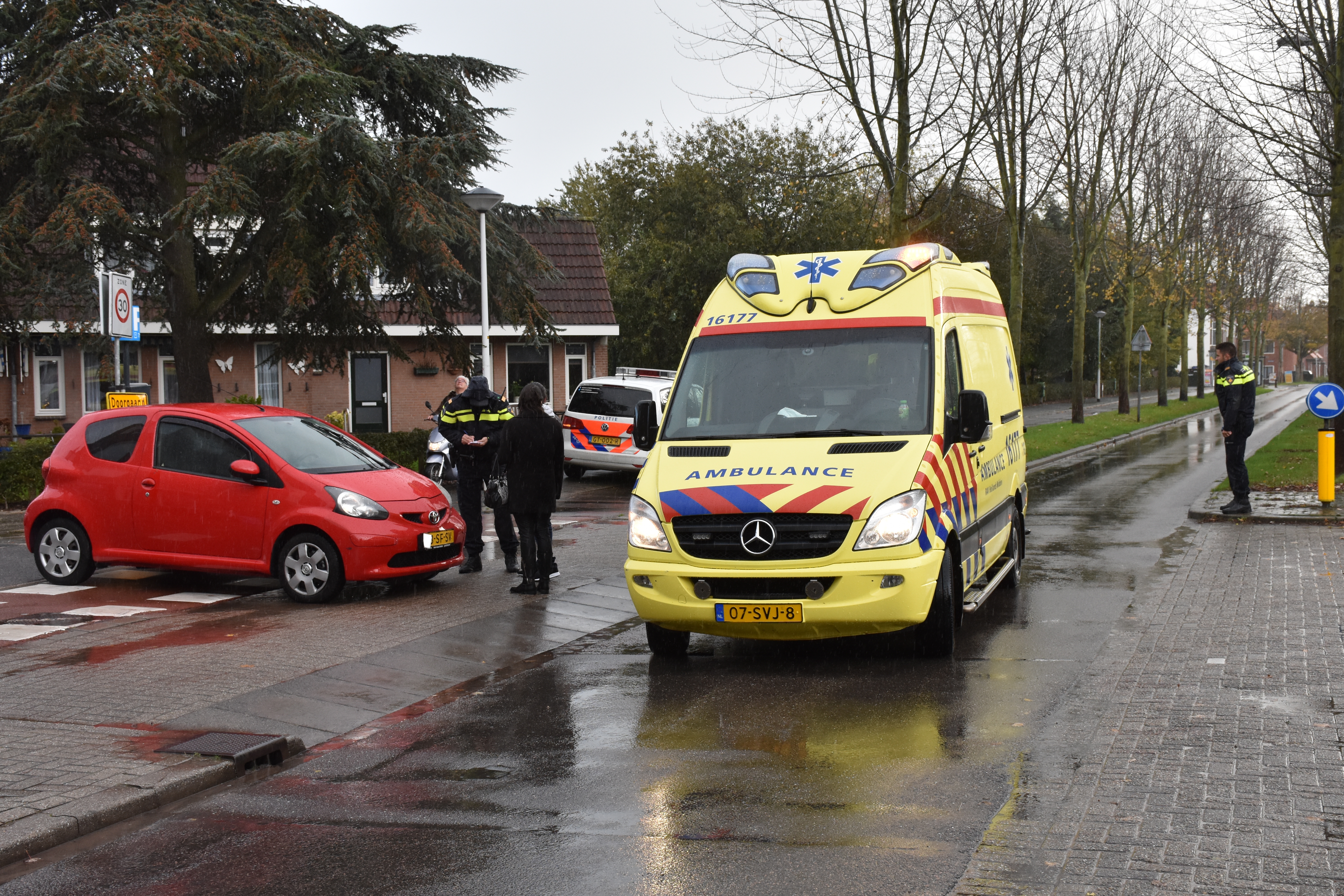 Fietser gewond na aanrijding met auto, Kooilaan in Leiden