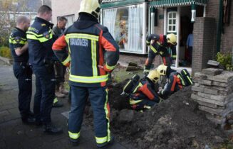 Buurt loopt uit voor gaslek in voortuin, Middelgeest in Leiderdorp