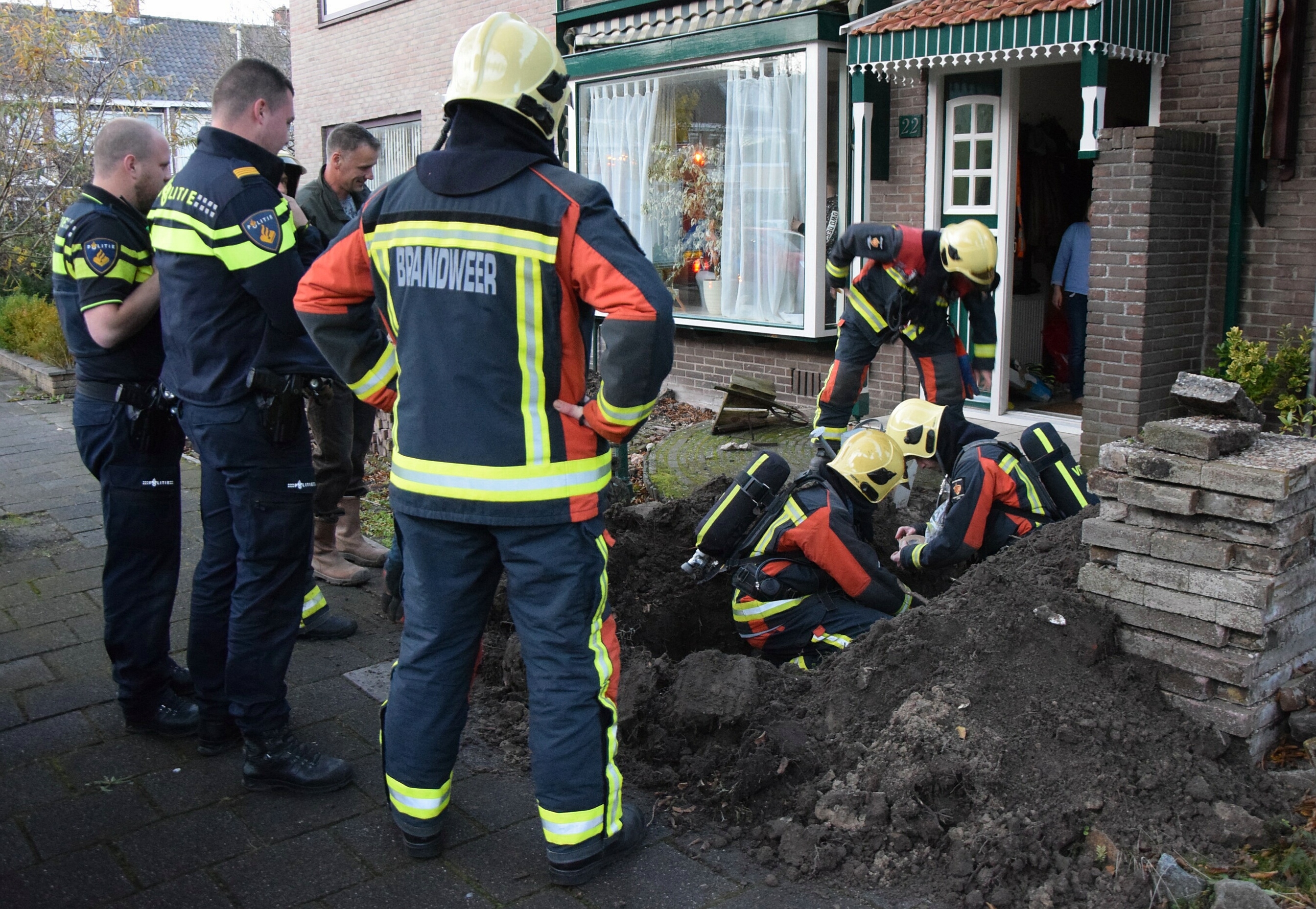 Buurt loopt uit voor gaslek in voortuin, Middelgeest in Leiderdorp