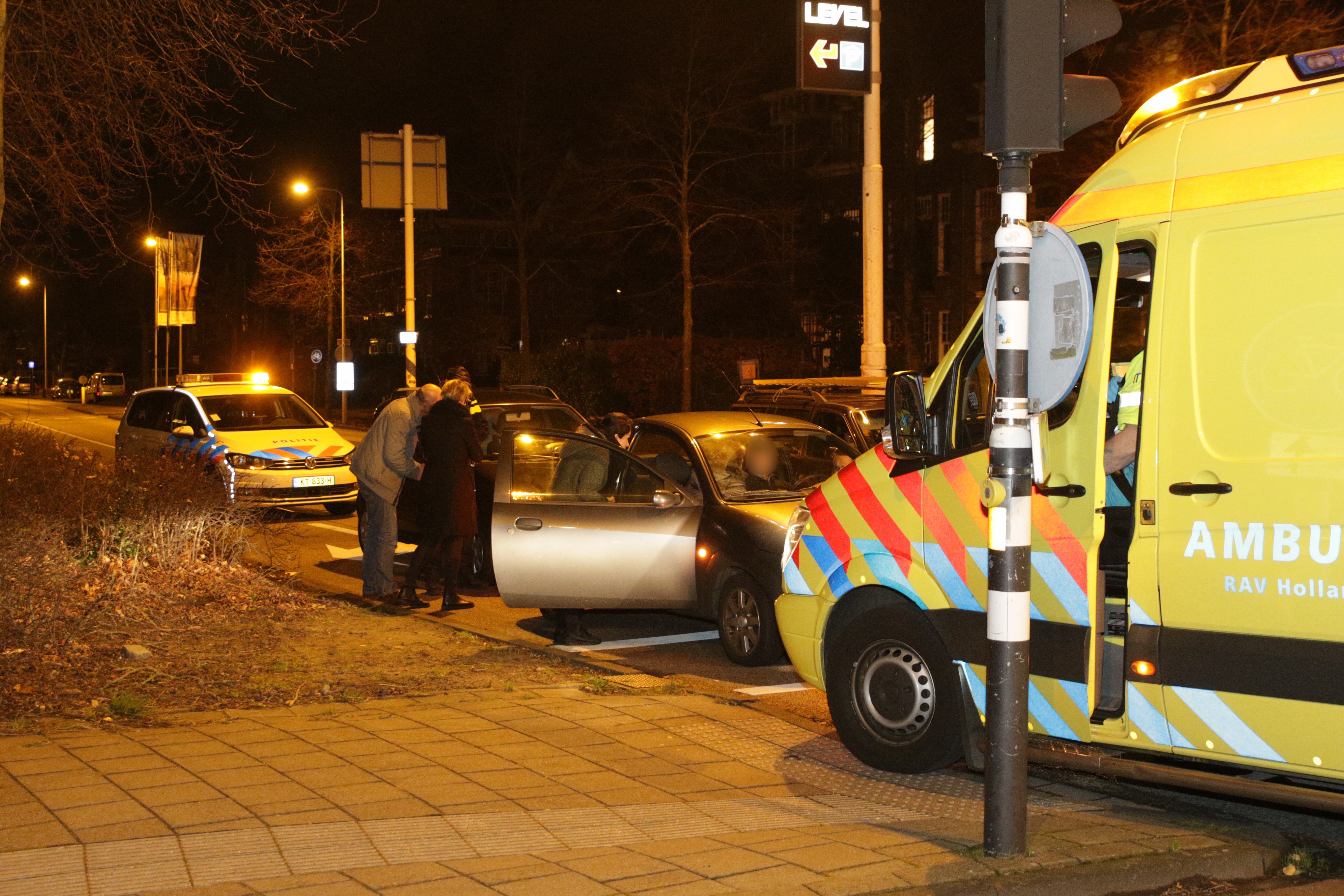 Kleine schade bij kop staart aanrijding, Rijnsburgerweg in Leiden