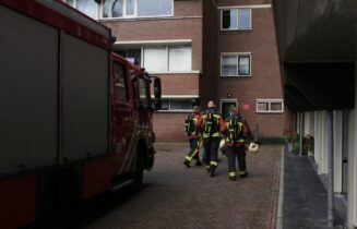 Brandweer doet onderzoek naar gaslucht, Raaphorst in Leiderdorp