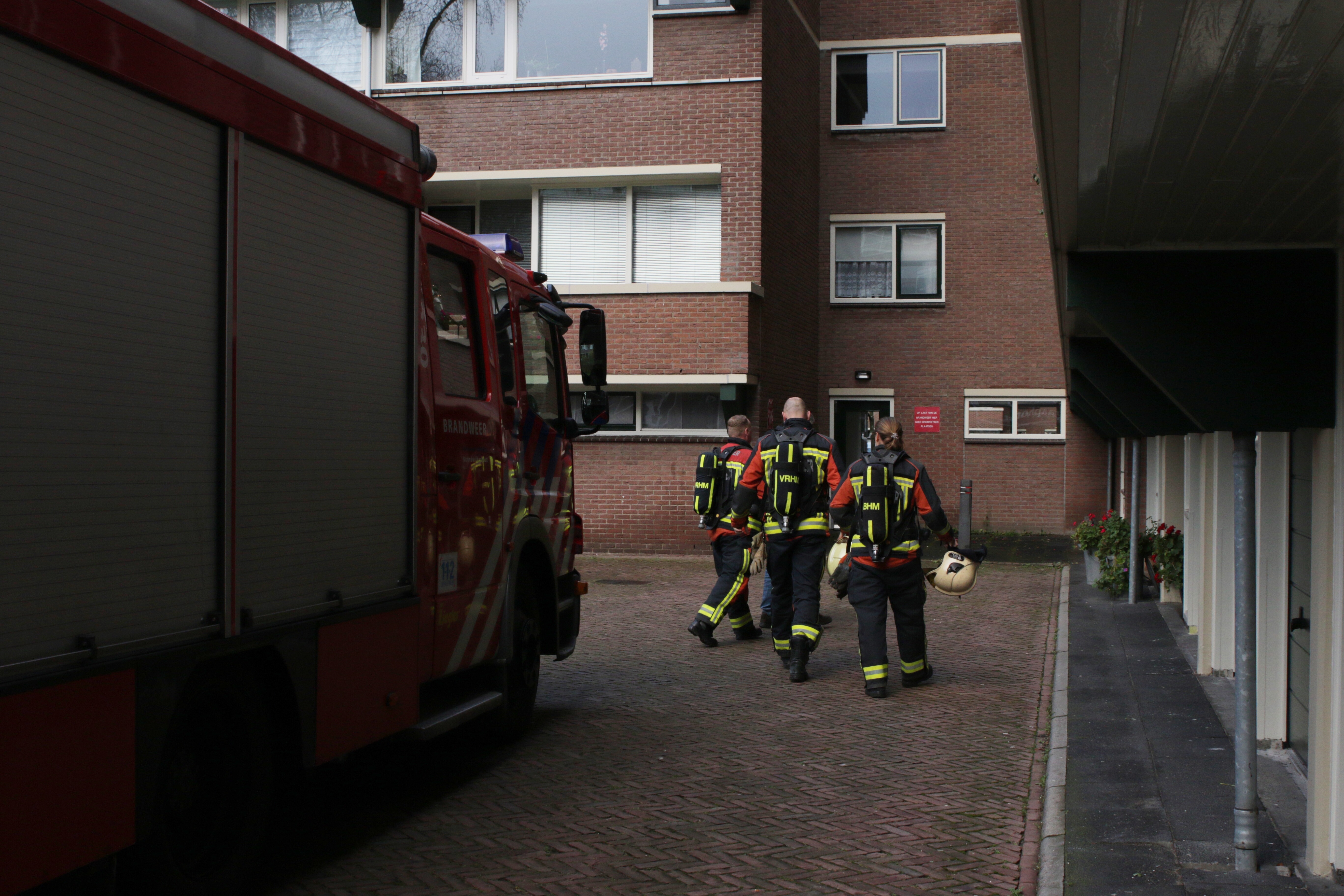 Brandweer doet onderzoek naar gaslucht, Raaphorst in Leiderdorp