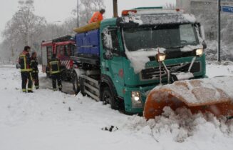 Strooiwagen rijdt zichzelf vast, Ketelmeerlaan in Leiden