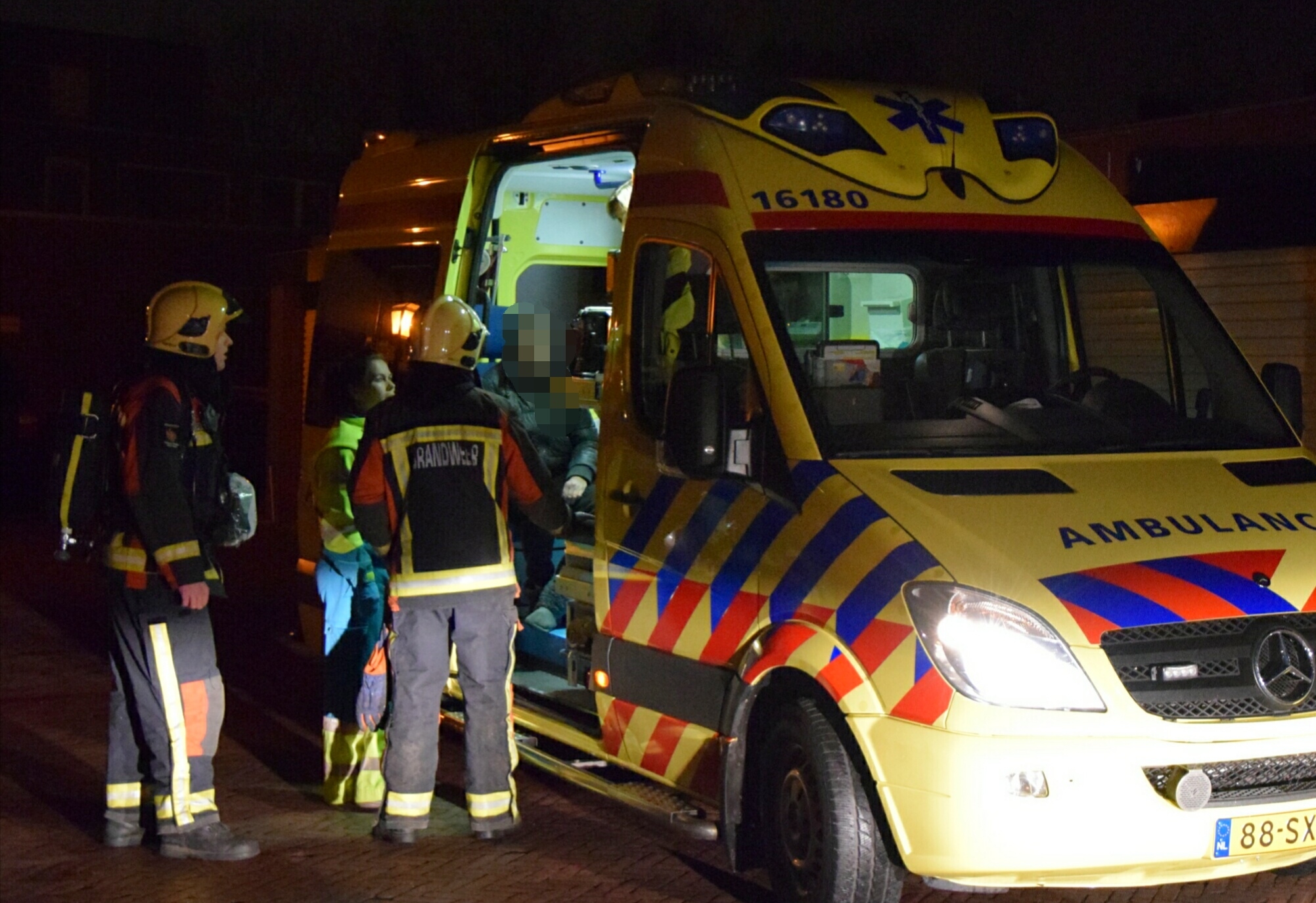 Bewoner lichtgewond na vlam in de pan, Dr. van Rhijnstraat in Leiderdorp