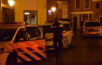 Politie zoekt naar wapen in shisha-lounge, Vrouwenkerkkoorstraat in Leiden