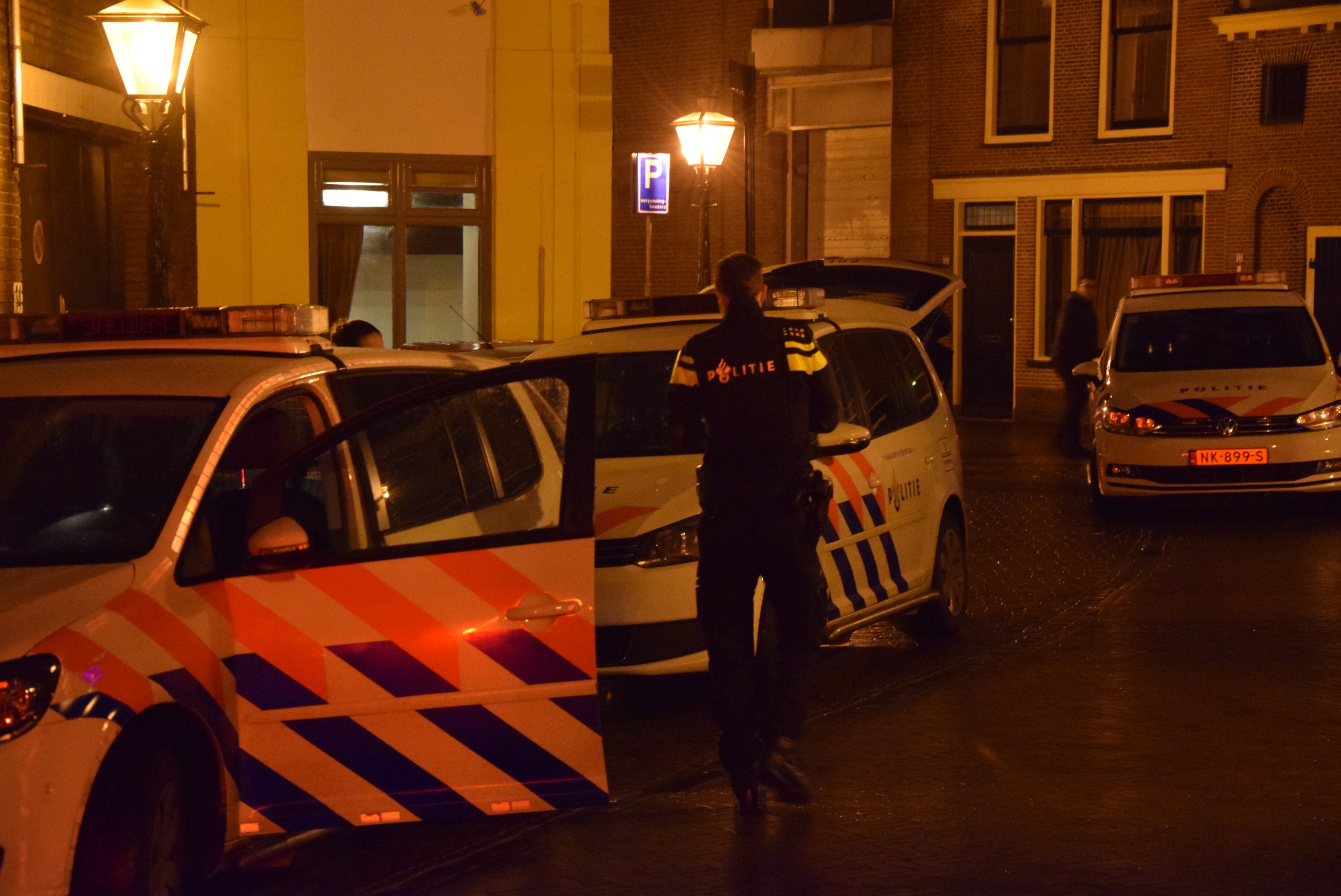 Politie zoekt naar wapen in shisha-lounge, Vrouwenkerkkoorstraat in Leiden