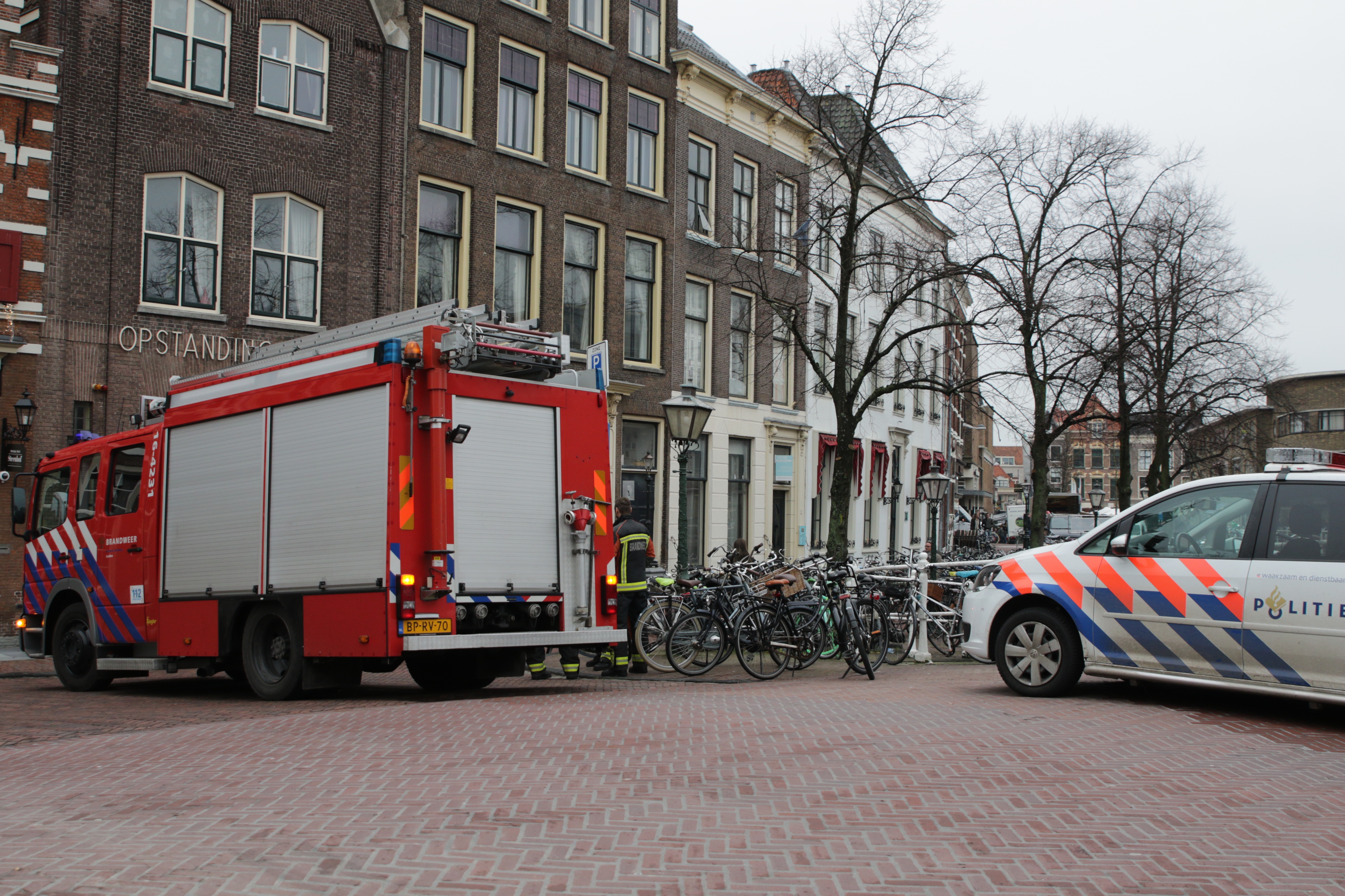 Brandweer rukt met spoed uit voor wateroverlast, Steenschuur in Leiden