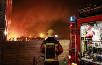 Bootje in brand in voortuin, Utrechtse Jaagpad in Leiden