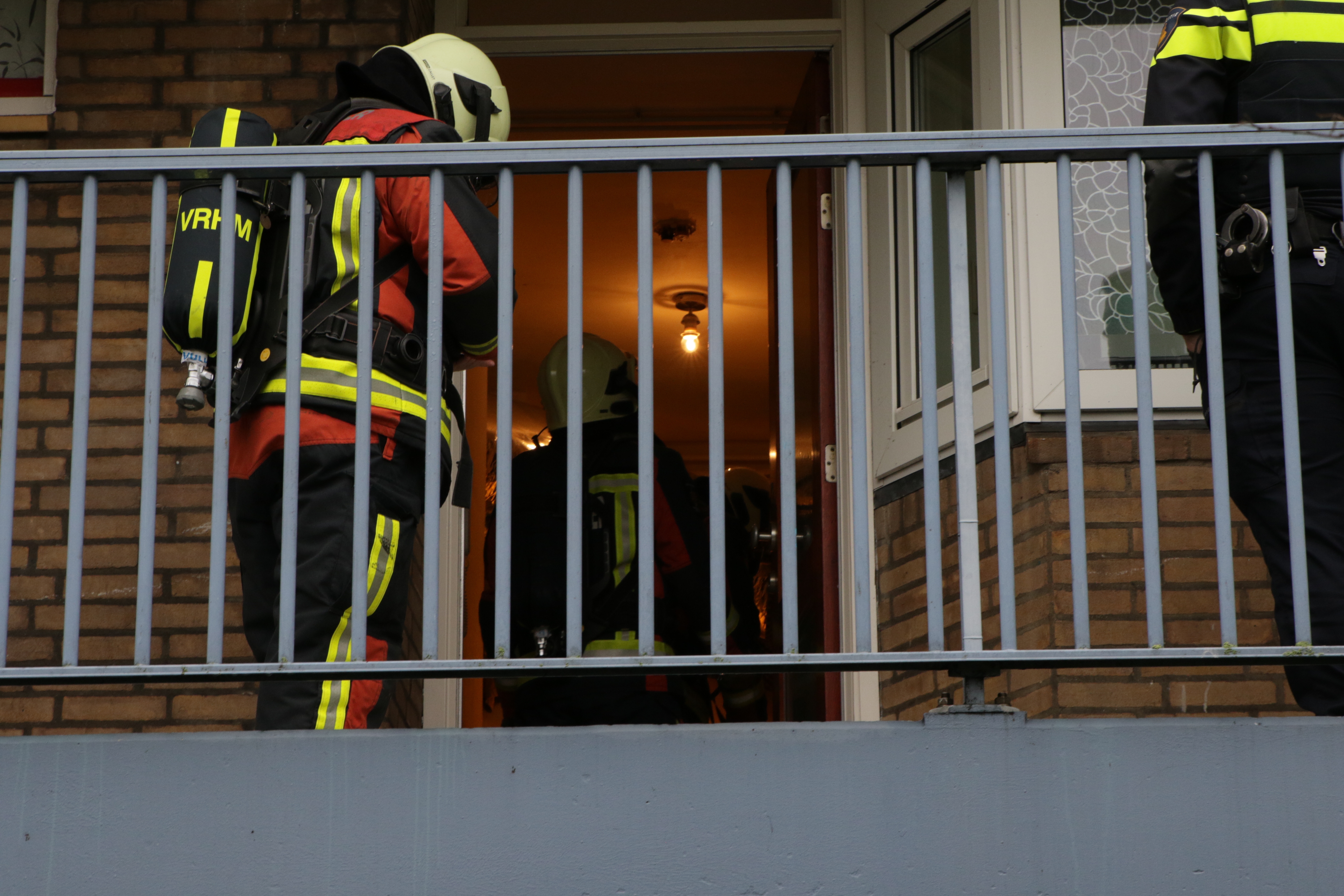 Politie treft hennepkwekerij aan in flatwoning, Antillenstraat in Leiden
