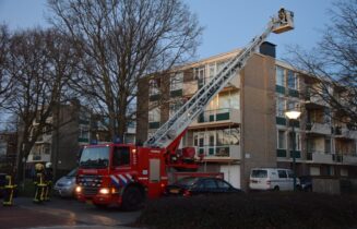 Brandweer inspecteerd schoorsteen na het zien van vlammen, Kamperfoelielaan in Oegstgeest