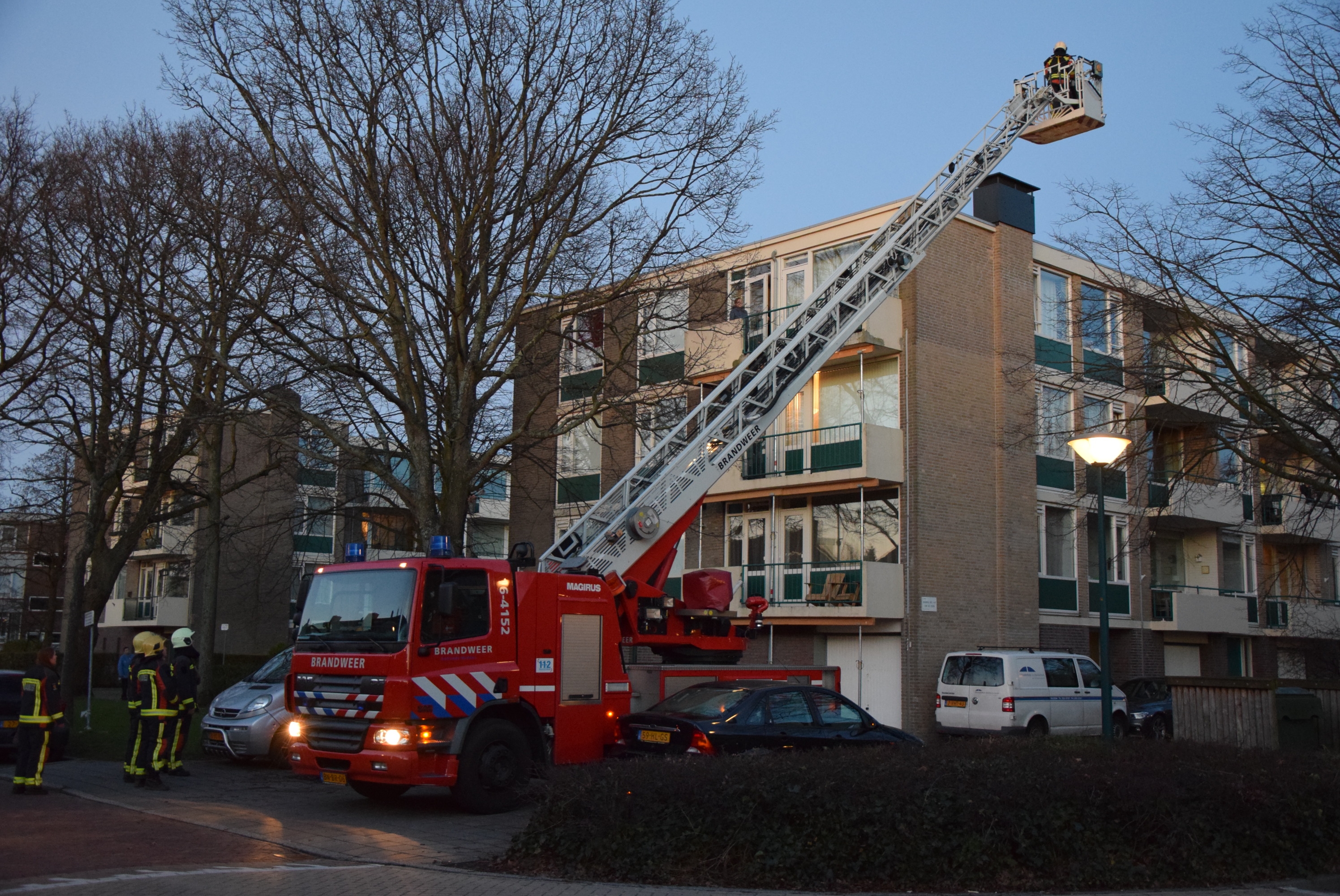 Brandweer inspecteerd schoorsteen na het zien van vlammen, Kamperfoelielaan in Oegstgeest