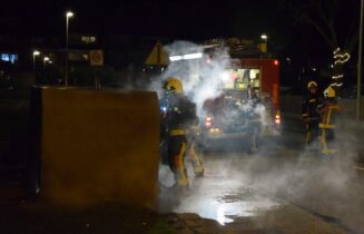Brandweer blust containerbrand, Kamperfoeliezoom in Leiderdorp