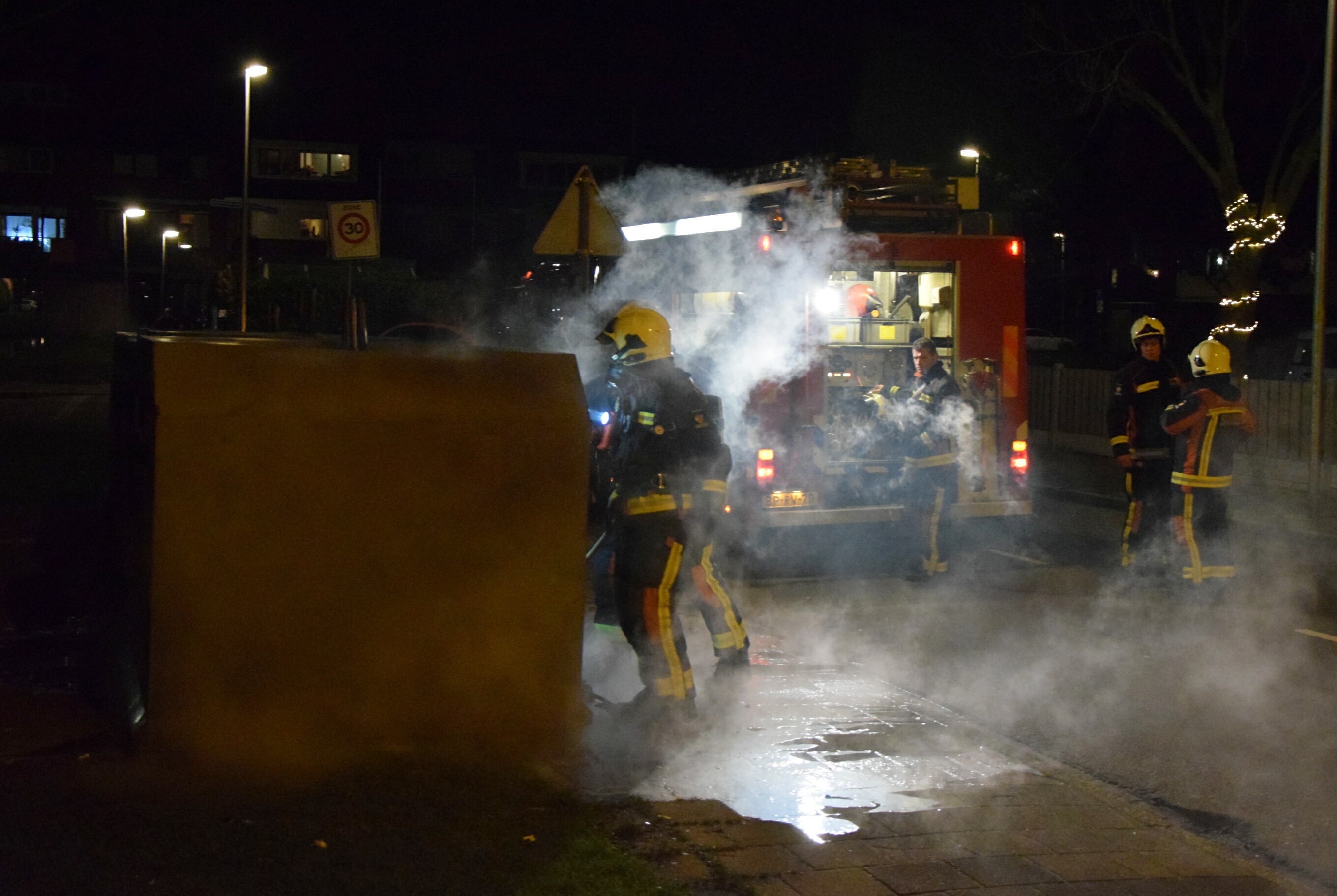 Brandweer blust containerbrand, Kamperfoeliezoom in Leiderdorp