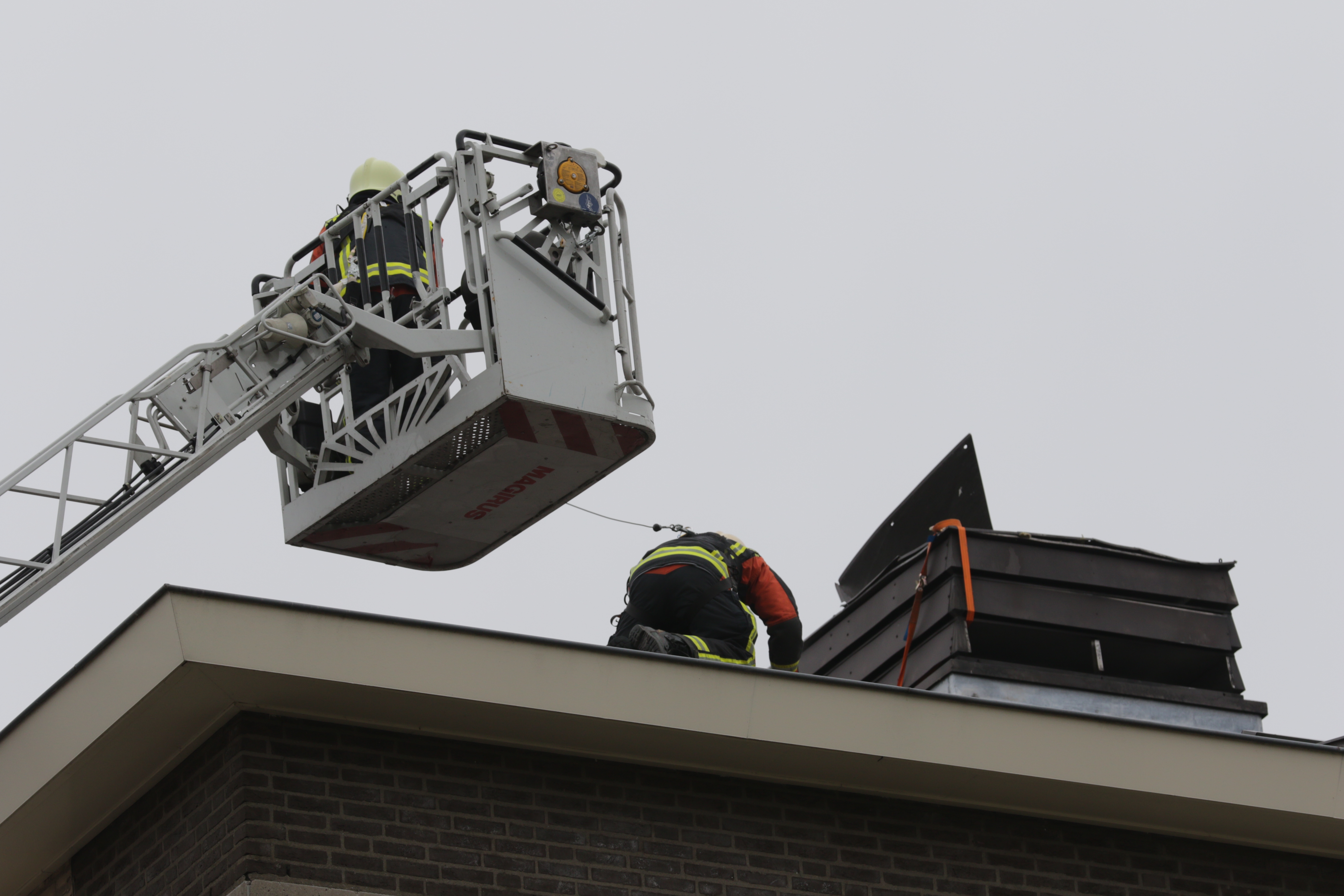 brandweer wederom gealarmeerd voor loszittende kap van schoorsteen op dak van flat, Buitendijklaan in Leiderdorp