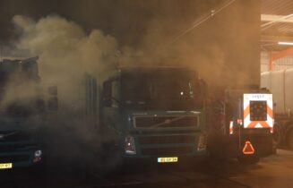 Bij oud en nieuw gebruikten Vuilniswagen vliegt bij stalling in brand, Admiraal Banckertweg in Leiden