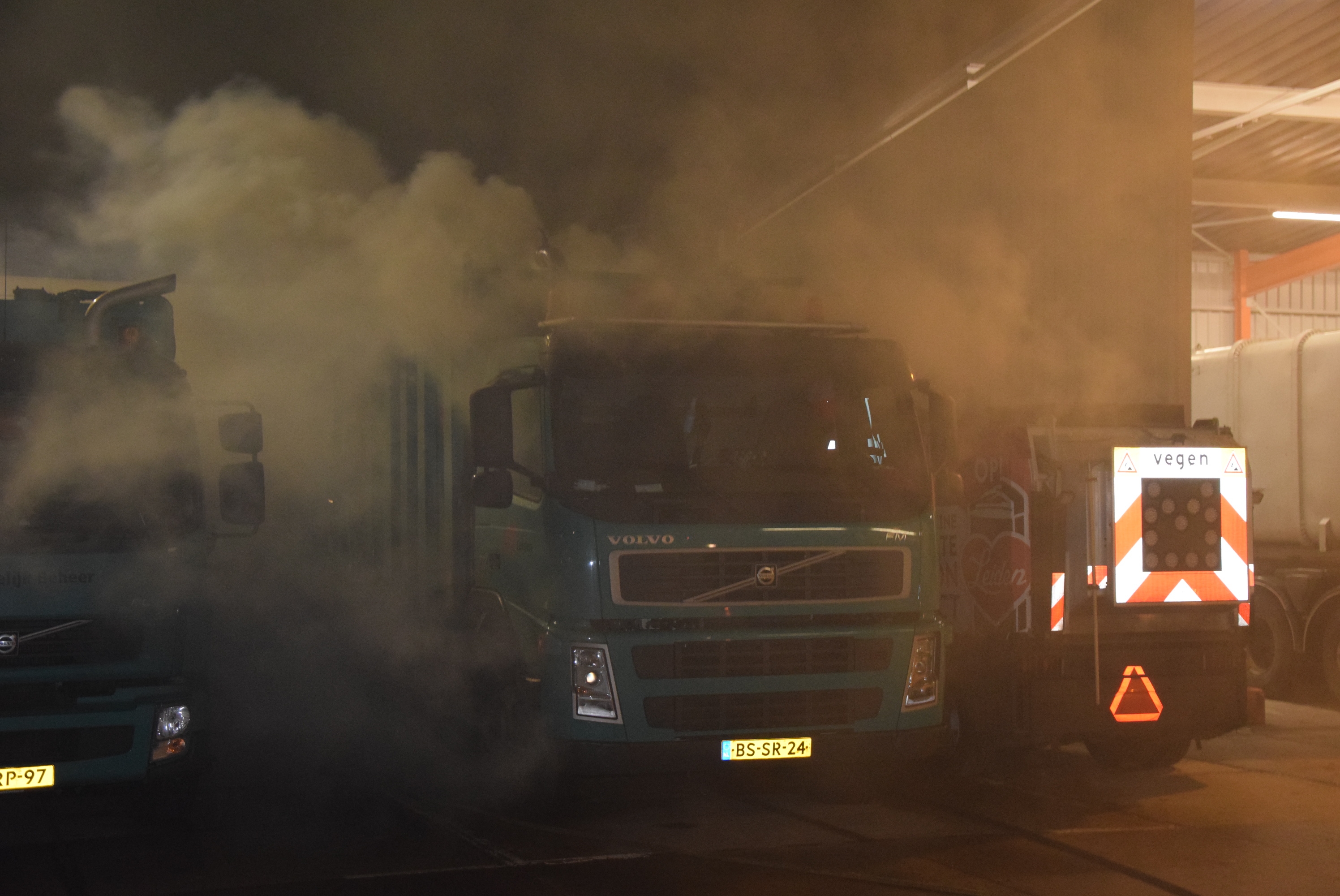 Bij oud en nieuw gebruikten Vuilniswagen vliegt bij stalling in brand, Admiraal Banckertweg in Leiden