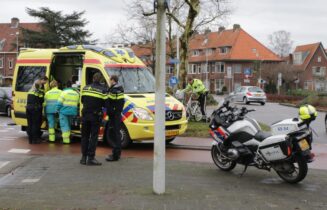 Twee fietsers gewond bij aanrijding met een auto, Lammenschansweg in Leiden