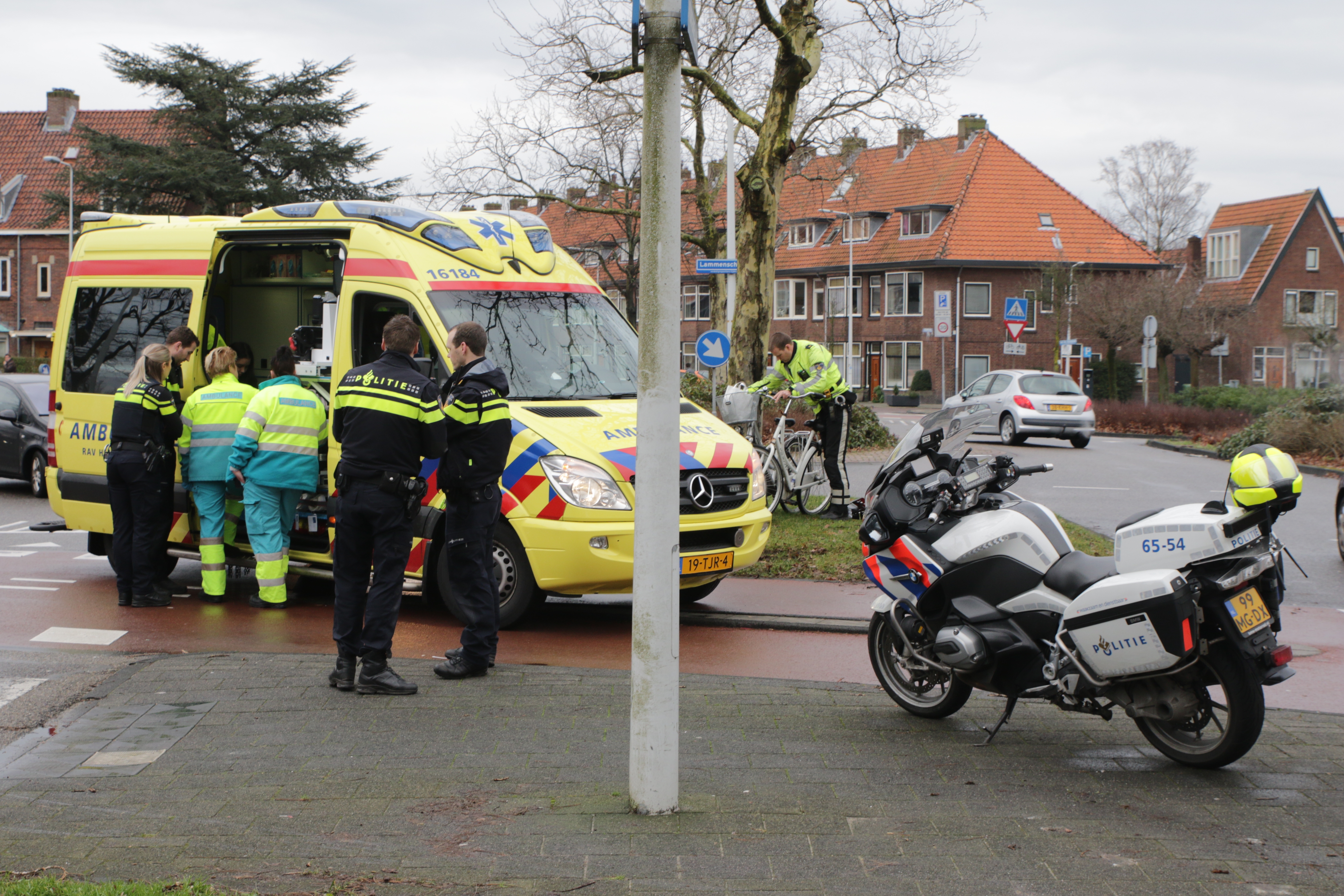 Twee fietsers gewond bij aanrijding met een auto, Lammenschansweg in Leiden
