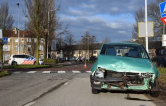 Flinke aanrijding tussen twee personenauto's, Lammenschansweg in Leiden