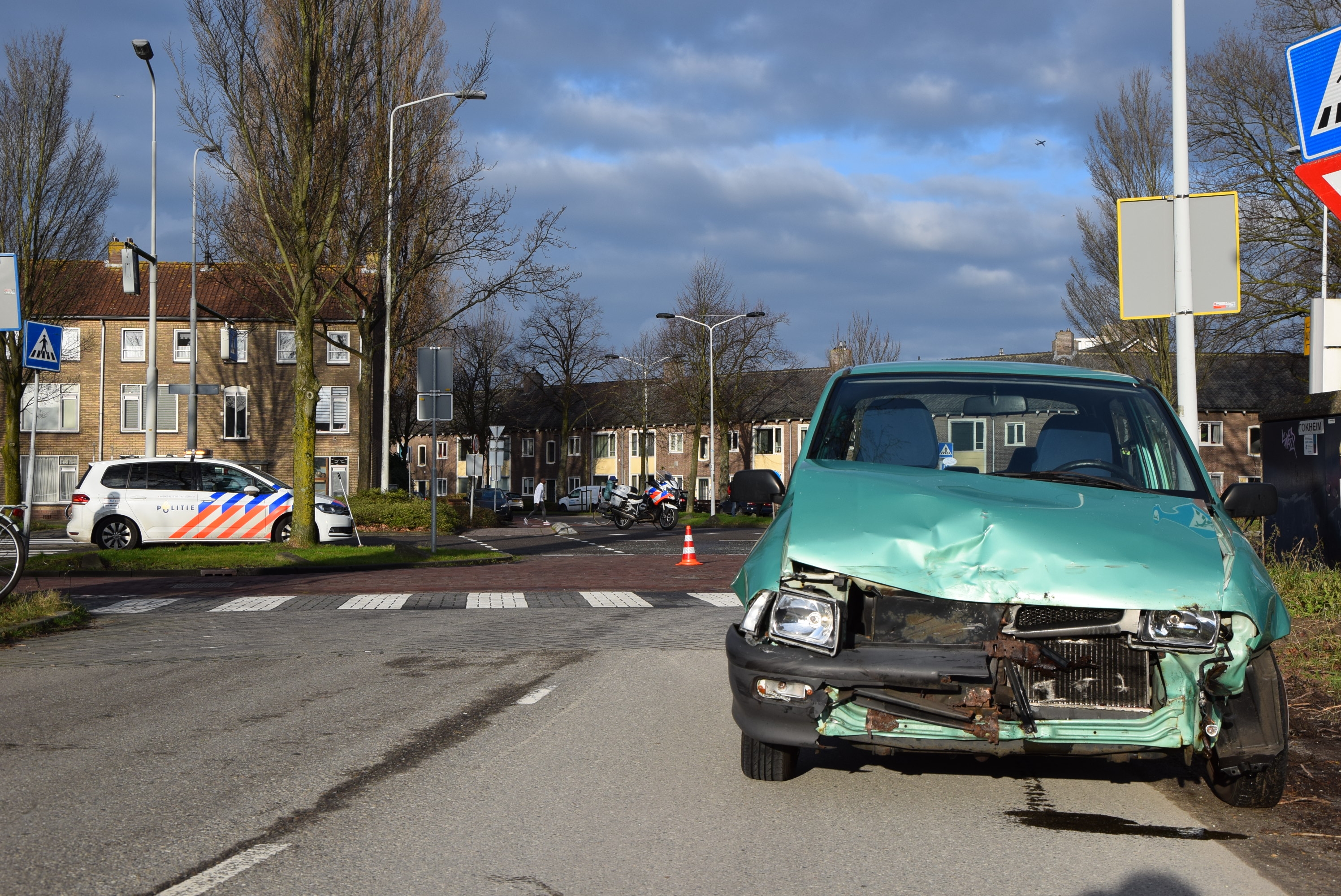 Flinke aanrijding tussen twee personenauto's, Lammenschansweg in Leiden