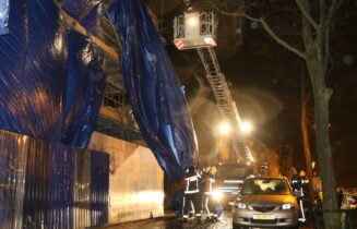 Gevaarlijke situatie bij loszittend afdekzeil, Oude Singel in Leiden