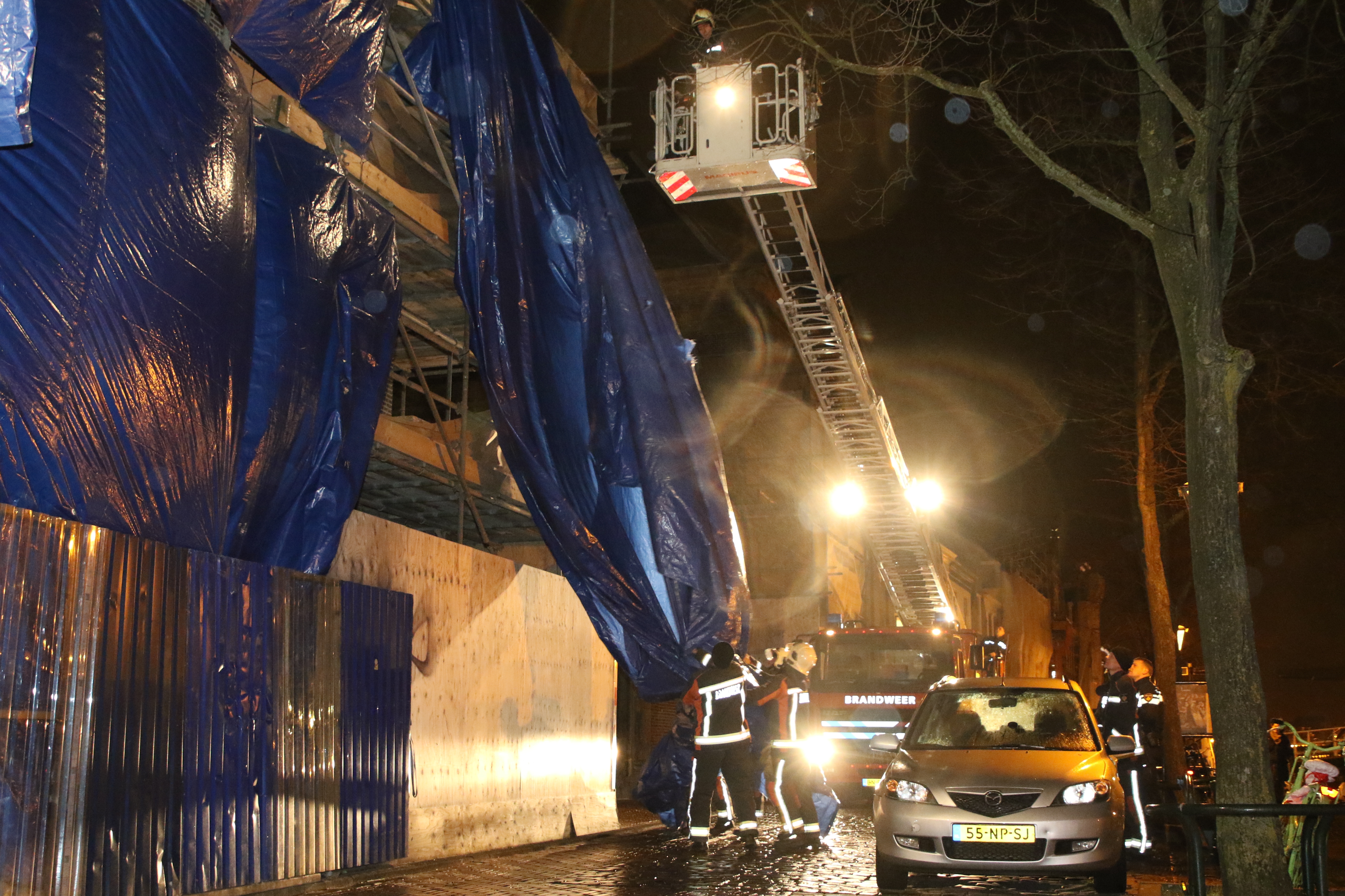 Gevaarlijke situatie bij loszittend afdekzeil, Oude Singel in Leiden