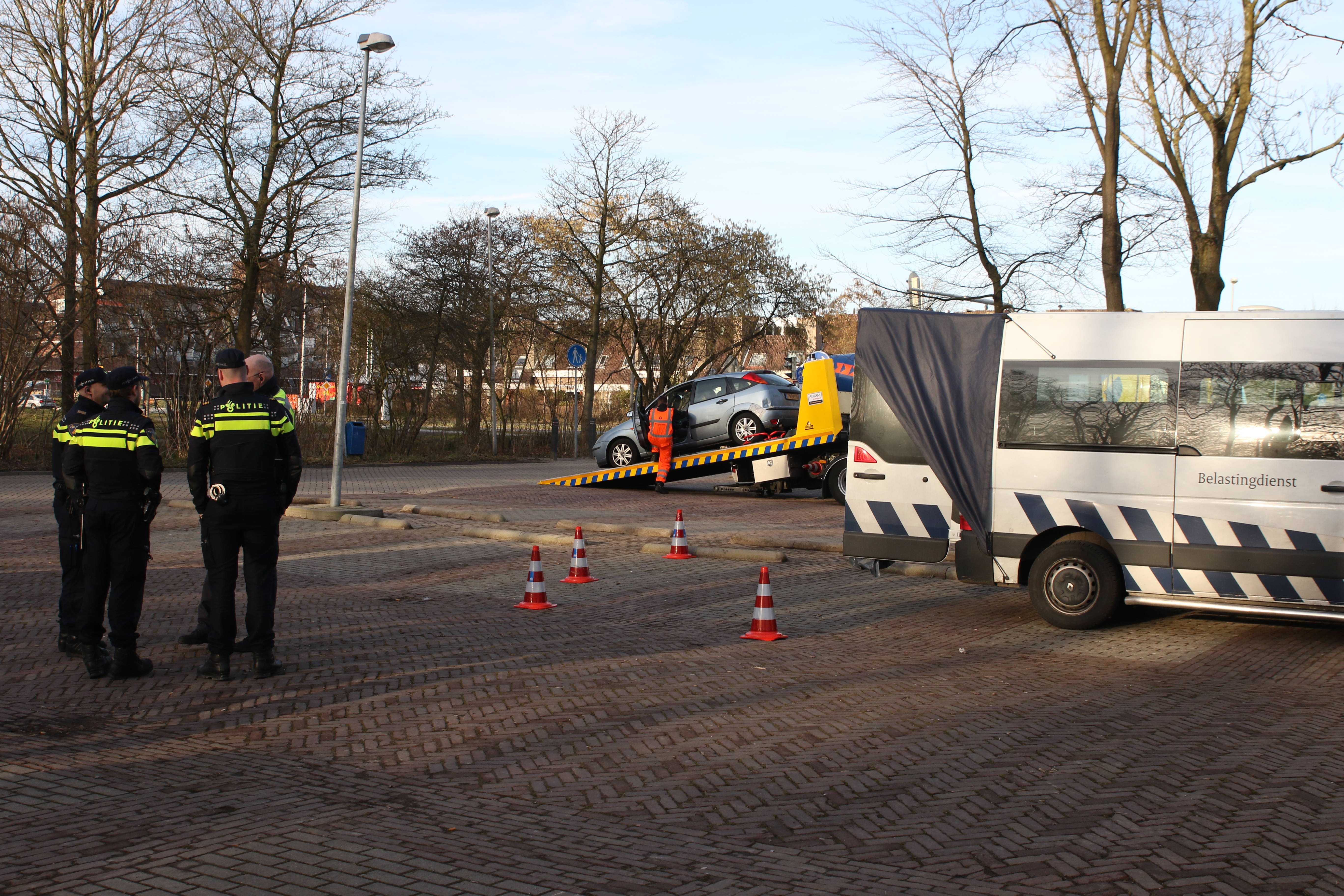 Diverse beslagleggingen bij controle in samenwerking met Belastingdienst, Engelendaal in Leiderdorp