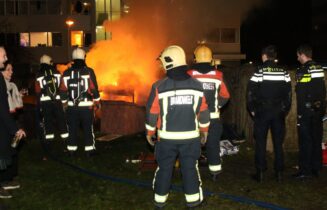 Brandweer blust vreugdenvuur, Klikspaanweg in Leiden