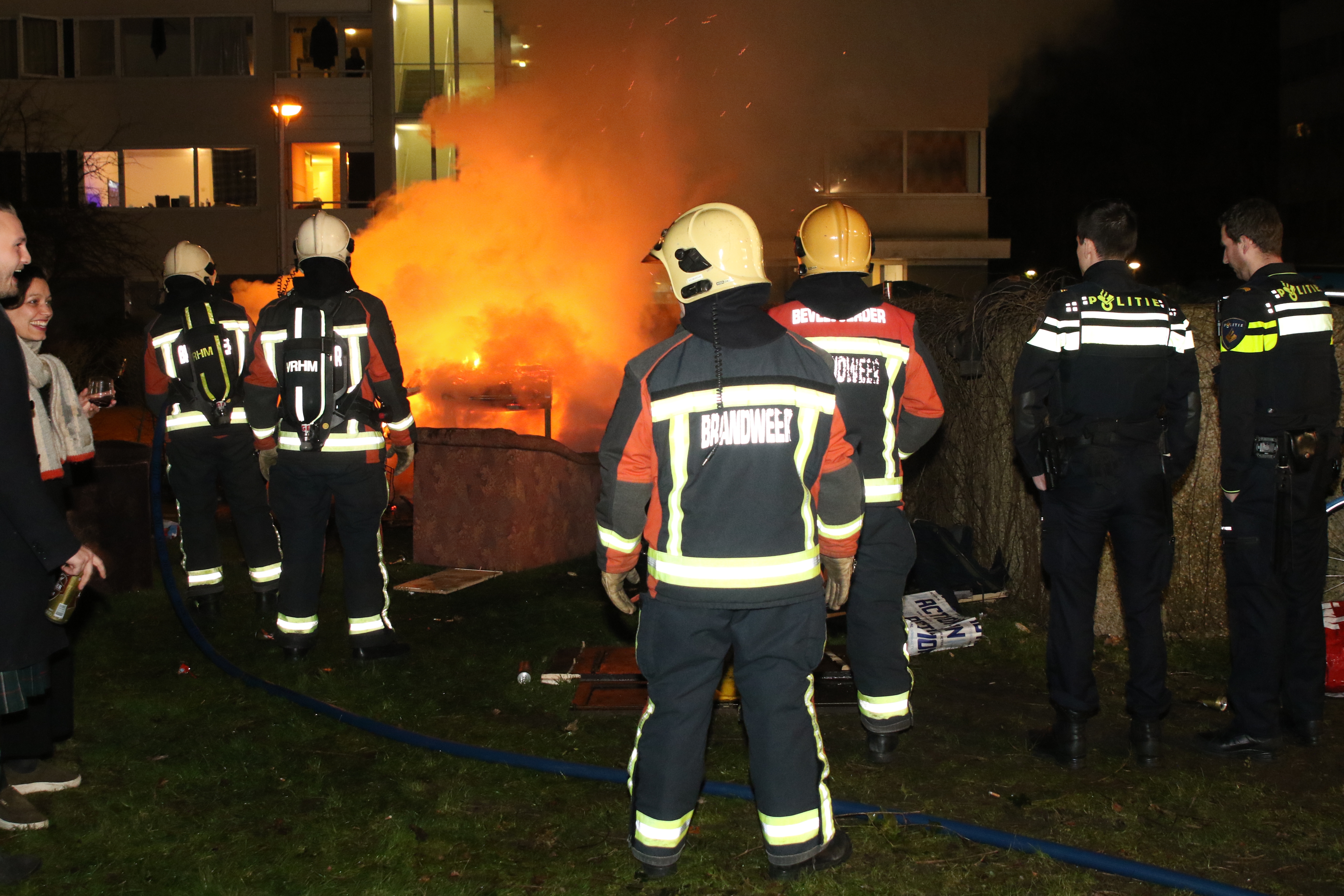 Brandweer blust vreugdenvuur, Klikspaanweg in Leiden