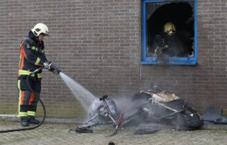 Flinke brand bij autodealer Opel, Vondellaan in Leiden