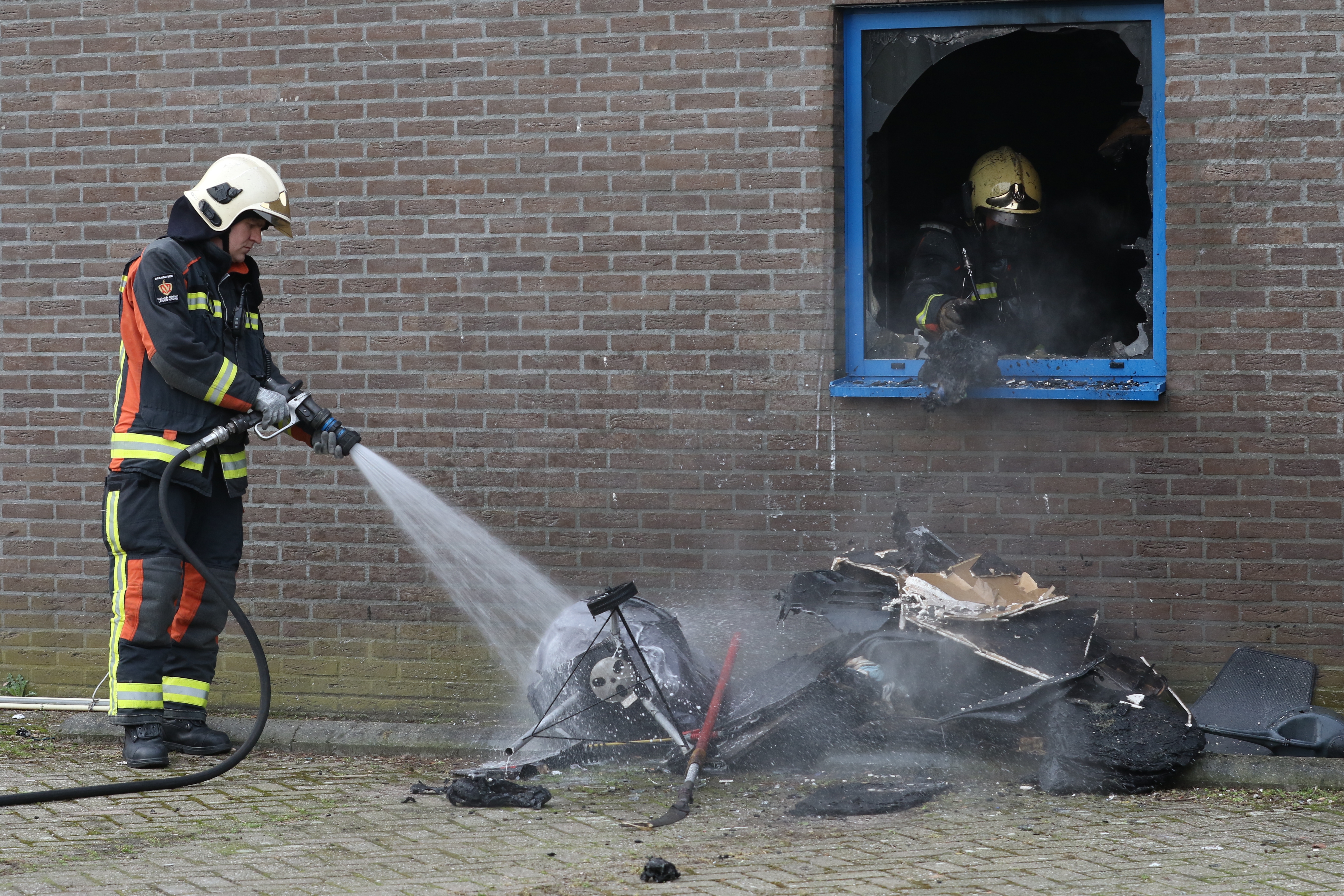 Flinke brand bij autodealer Opel, Vondellaan in Leiden