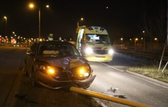 Automobiliste raakt controle over het stuur kwijt en ramt lantaarnpaal en auto, Willem van der Madeweg in Leiden