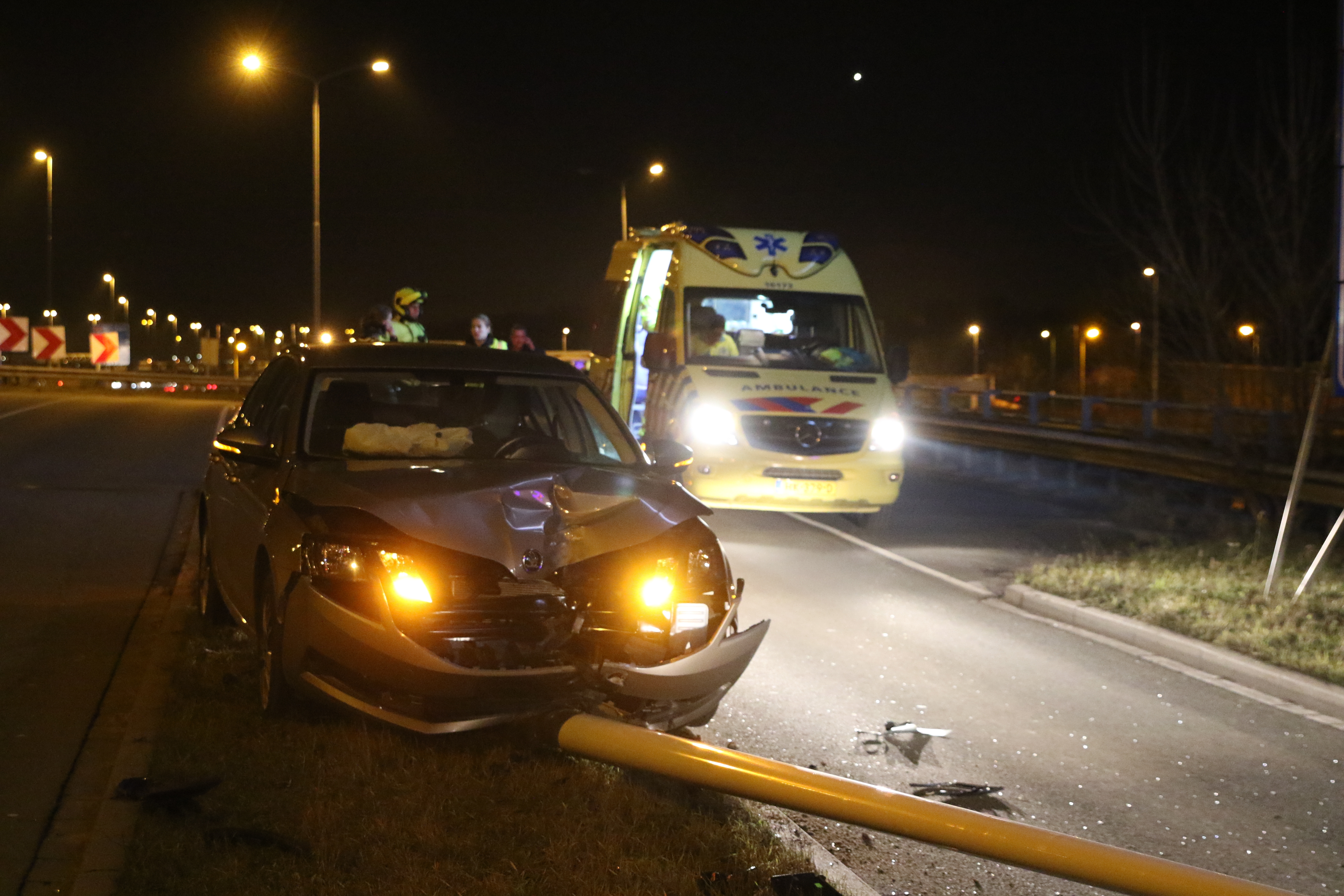 Automobiliste raakt controle over het stuur kwijt en ramt lantaarnpaal en auto, Willem van der Madeweg in Leiden