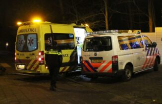 Scooterrijder onderuit op de weg, bestuurder gewond, Geversstraat in Oegstgeest