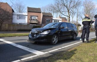 Schade na kop-staartbotsing, Rigolettohof in Leiden