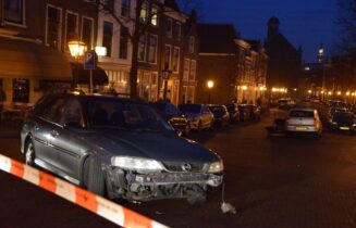 Gewonde bij aanrijding tussen twee personenauto's, Oude Vest in Leiden