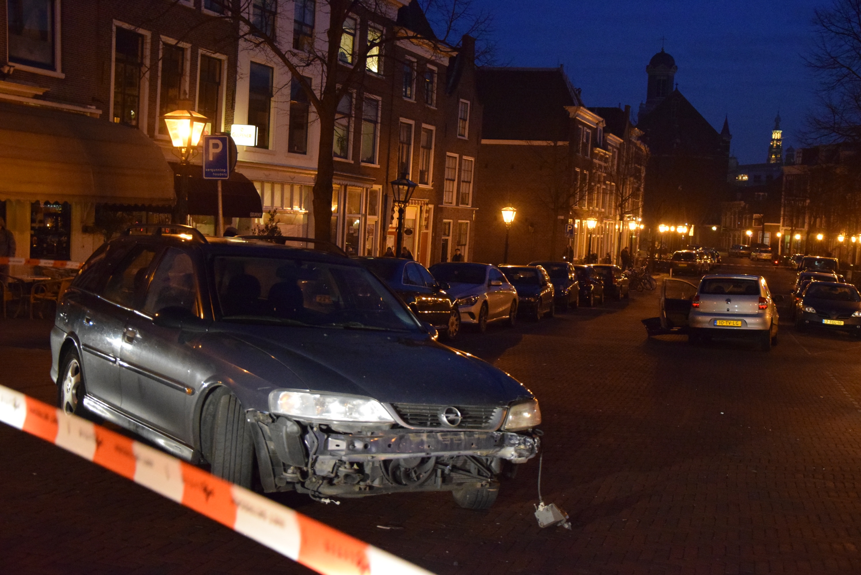Gewonde bij aanrijding tussen twee personenauto's, Oude Vest in Leiden