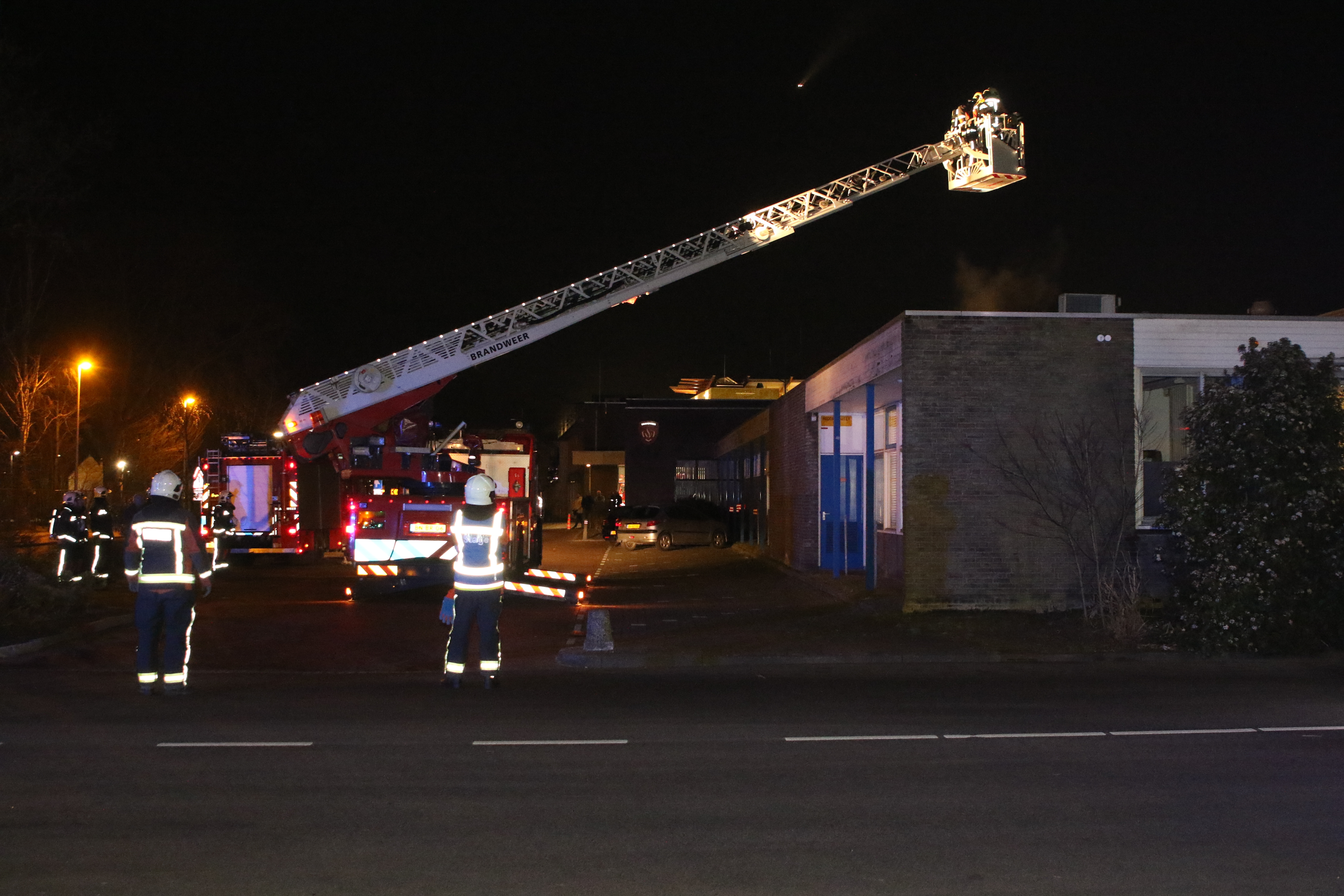 Brandweer gebeld voor rokende cv ketel op dak van pand, Simon Smitweg in Leiderdorp