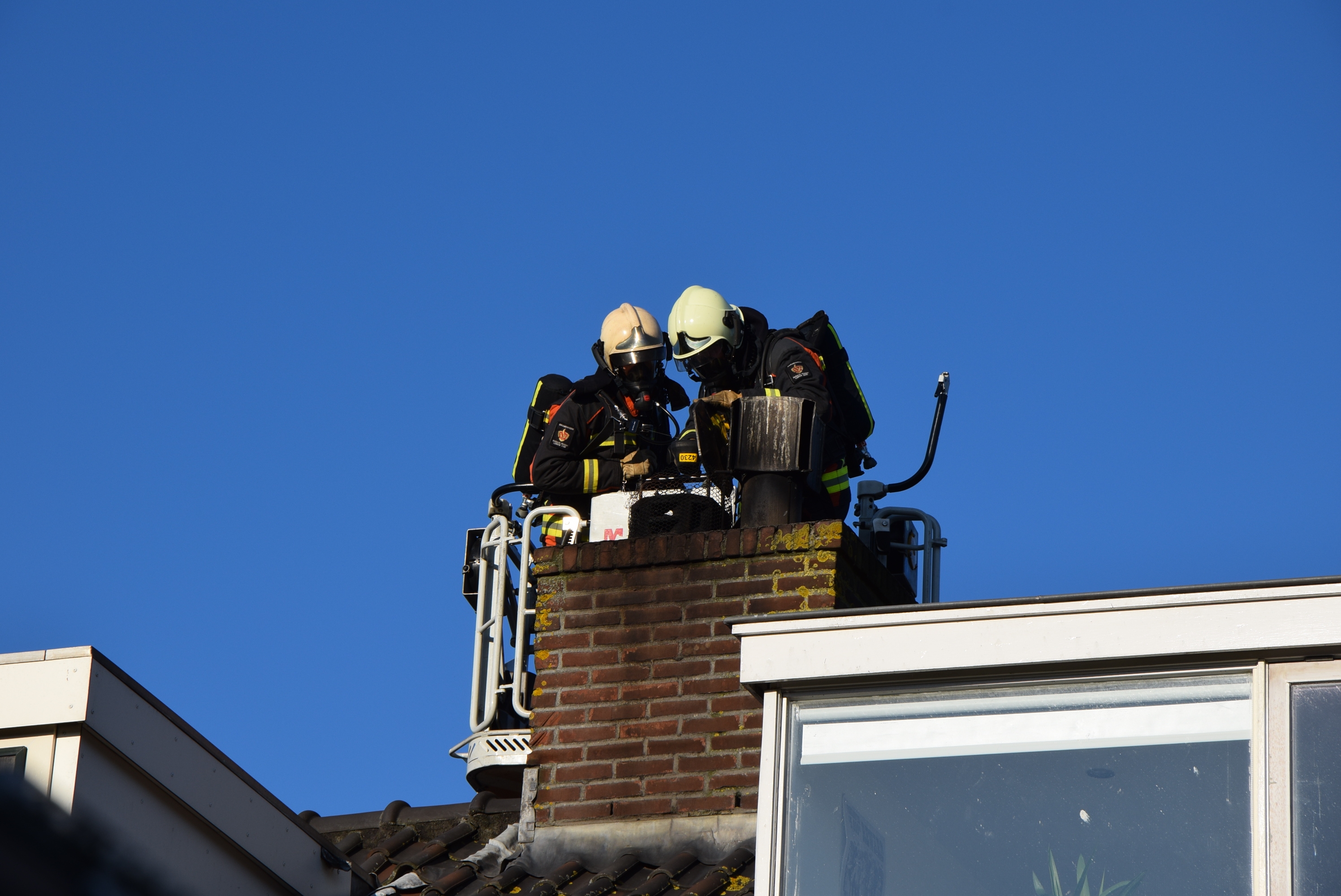 Brandweer druk met schoorsteenbrand, IJselkade in Leiden