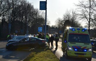 Flinke schade bij botsing tussen twee personenauto's, Persant Snoepweg in Leiderdorp