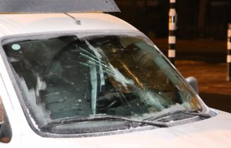 Fietsster gewond bij aanrijding met personenauto, Engelendaal in Leiderdorp