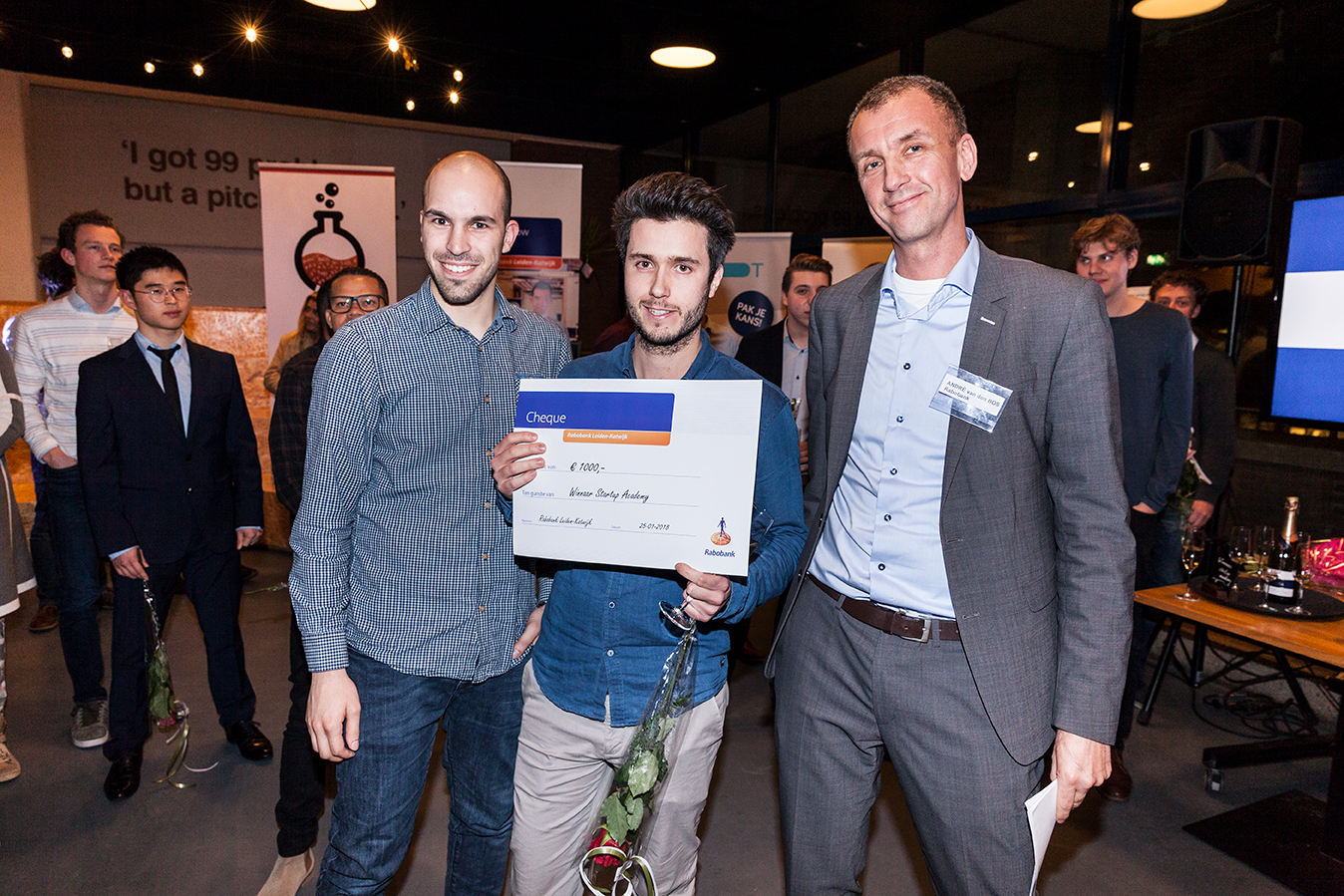 De winnaar Ramon Caljouw van VerPot met de cheque van 1000 euro